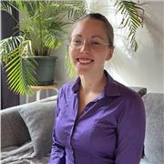 Chemie-Absolventin mit Lehrerfahrung. Angebot: Naturwissenschaften für alle Schulstufen, Chemie auch auf Bachelor-Level.